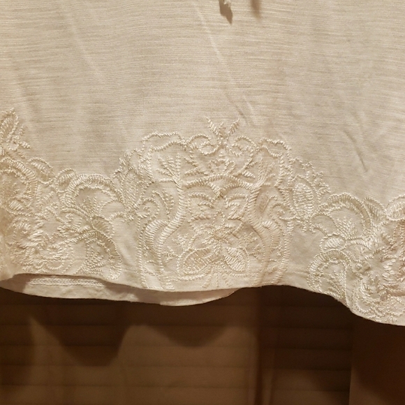 WHITEHOUSE BLACKMARKET Elegant White Embroidered Women's Top - Picture 3 of 4